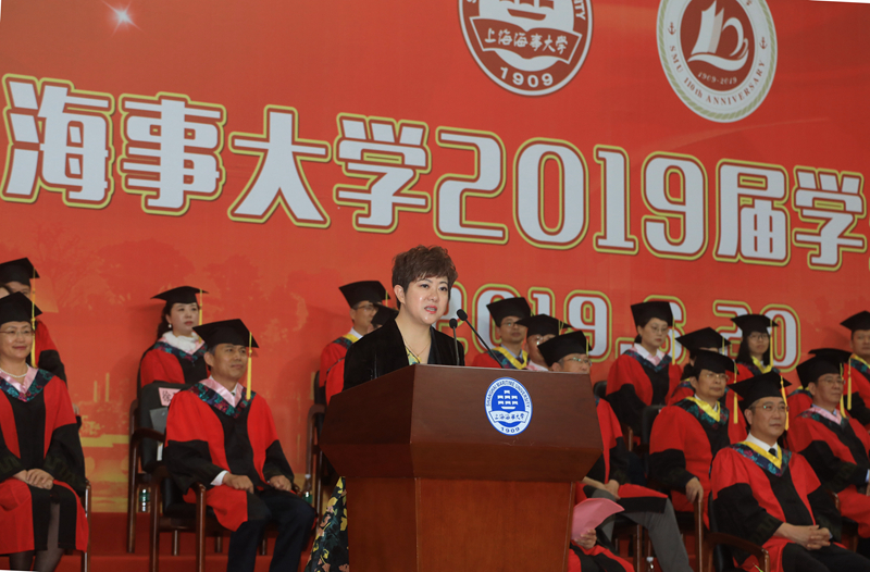 優秀校友代表👨🏿‍🎓、第十三屆全國人大代表、上海港國際客運中心開發有限公司黨委副書記、董事總經理、我校1998屆英語專業畢業生徐玨慧發言