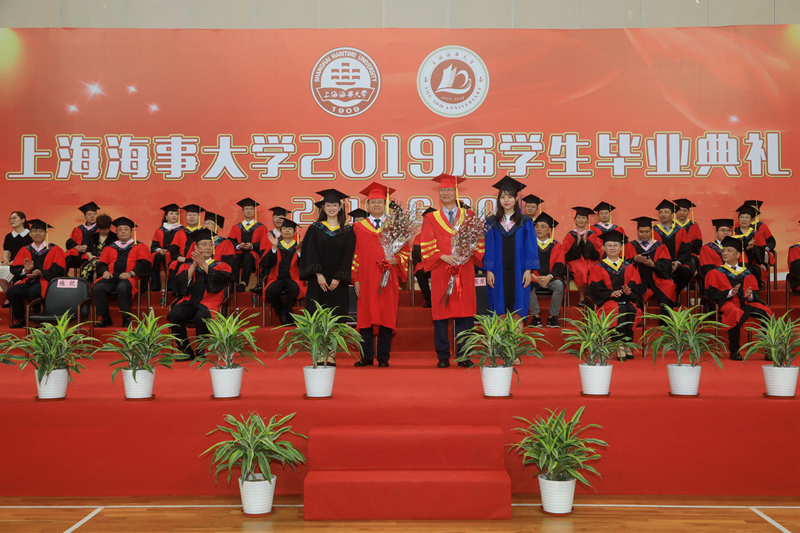 畢業生代表向母校贈送禮物