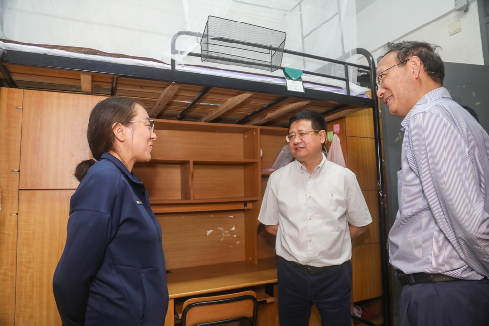 宋寶儒書記、黃有方校長來到宿舍看望新生