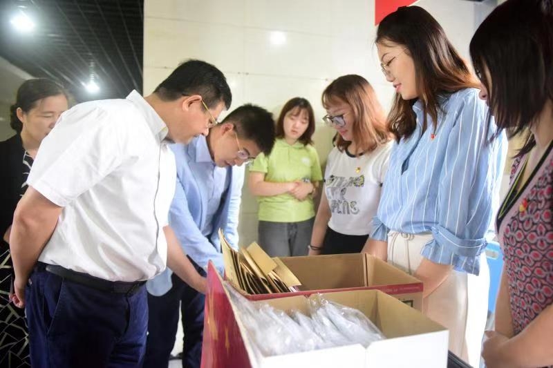 宋寶儒書記慰問迎新工作人員並查看新生入學情況