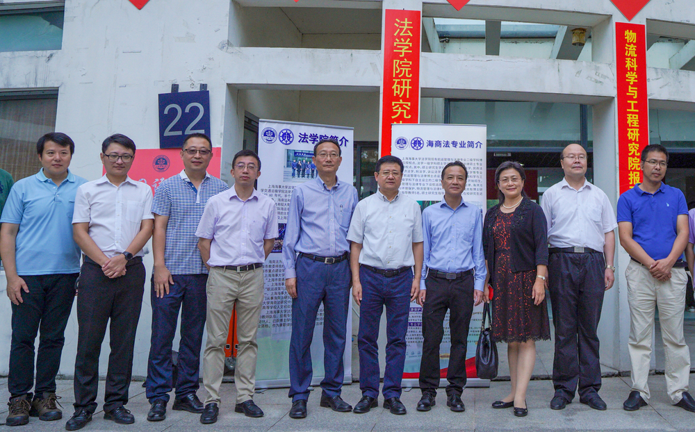 校領導與迎新工作人員合影