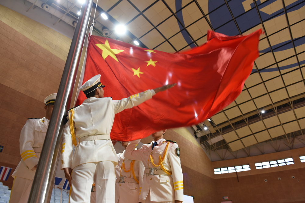 舉行升國旗、奏唱國歌儀式